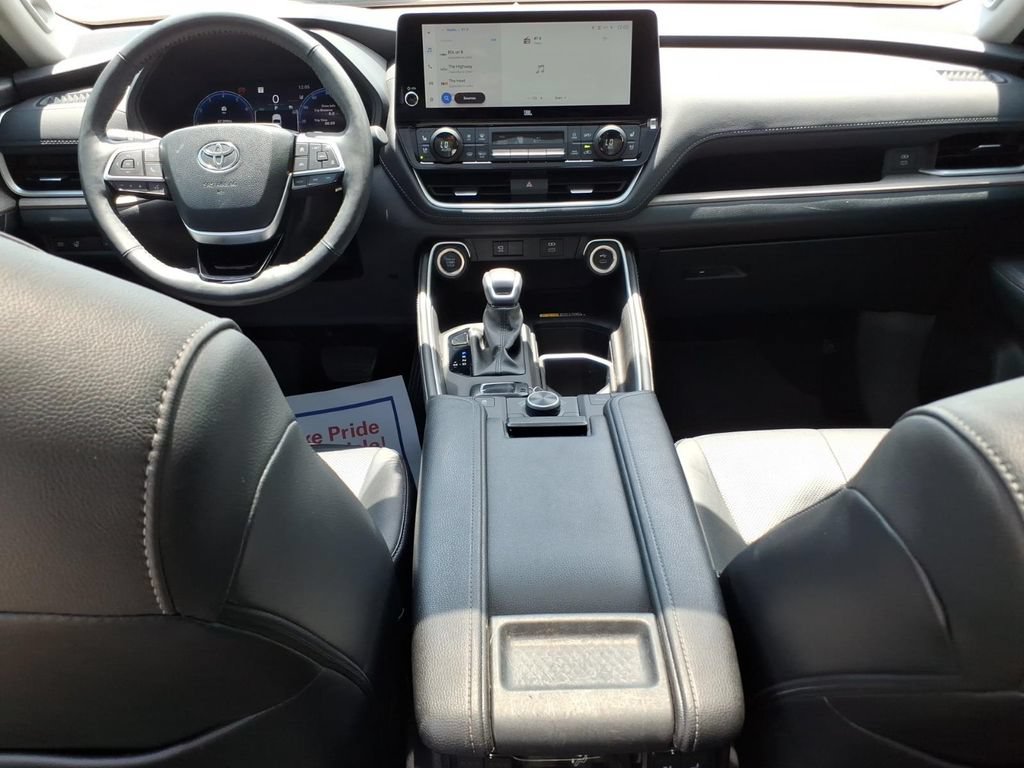 Used 2024 Toyota Grand Highlander AWD image 13