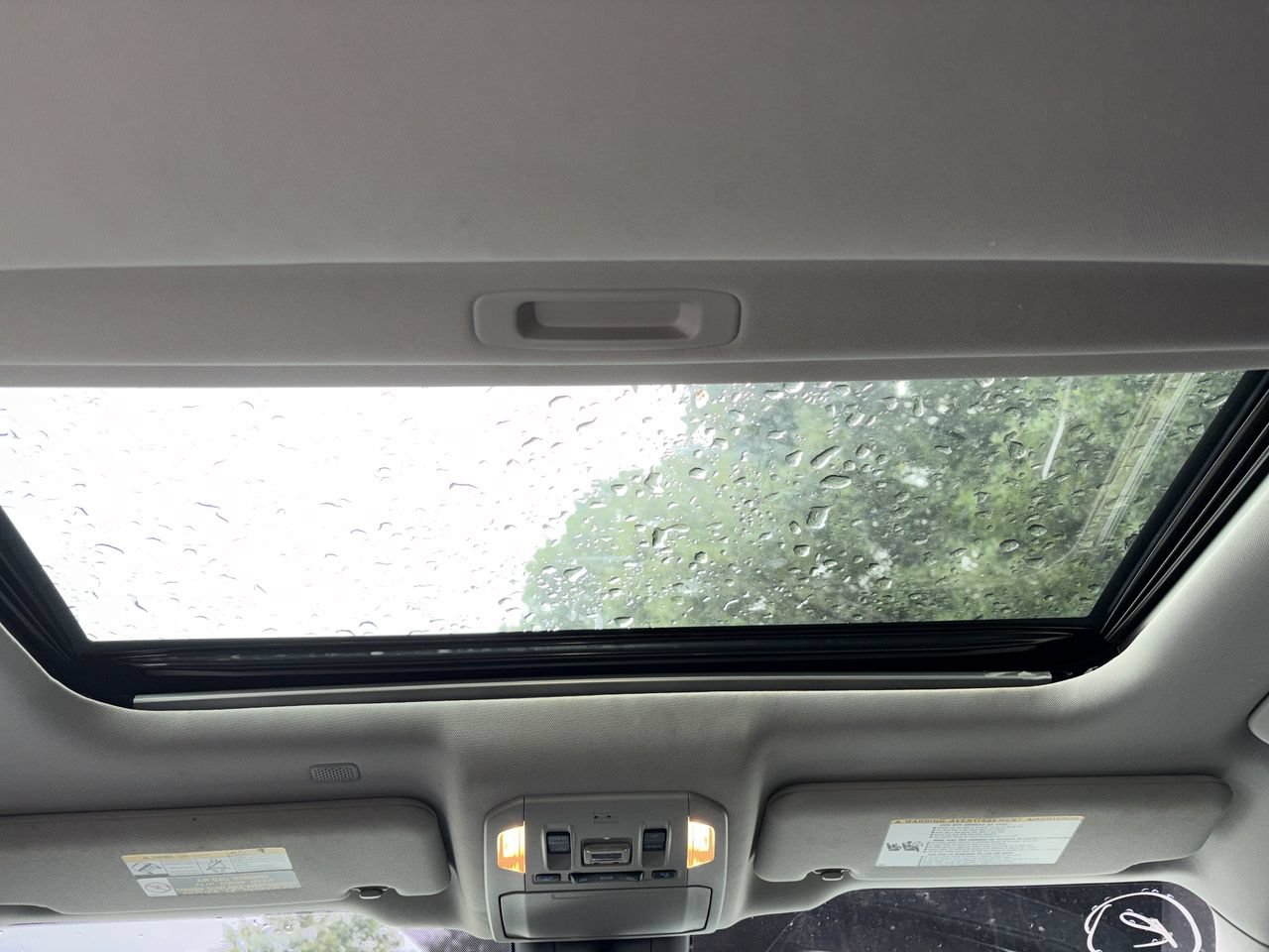 Used 2022 Toyota Highlander XLE FWD image 2