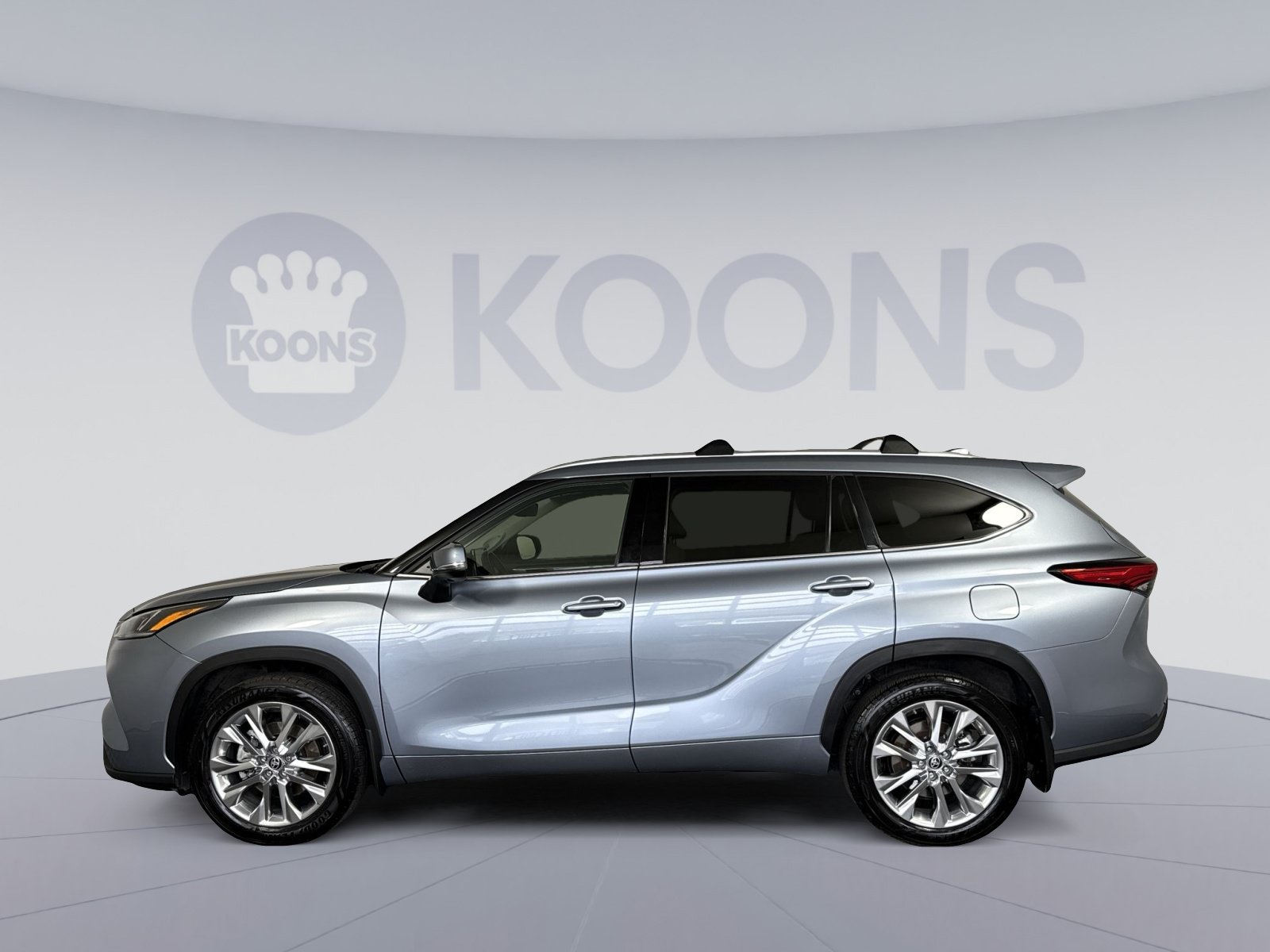 Used 2023 Toyota Highlander Limited AWD/4WD image 2