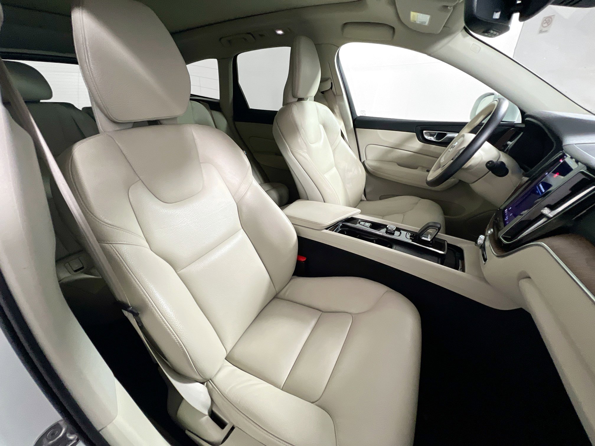 Used 2022 Volvo XC60 B5 Momentum image 31