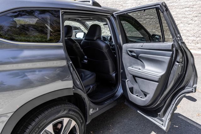 Used 2023 Toyota Highlander XLE AWD/4WD image 18