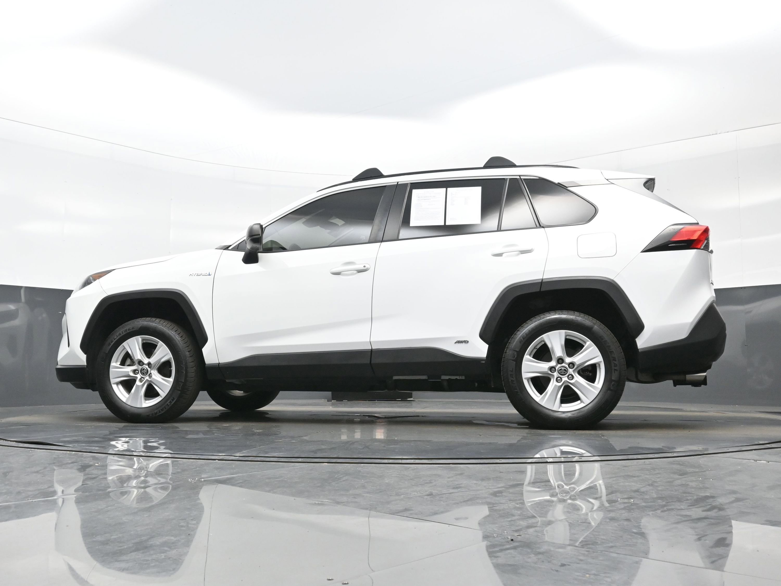 Used 2021 Toyota RAV4 LE AWD/4WD image 27