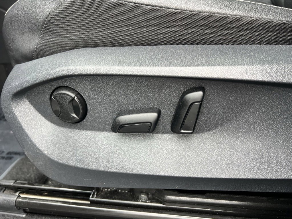 Used 2022 Volkswagen Tiguan SE w/ Panoramic Sunroof Package image 13