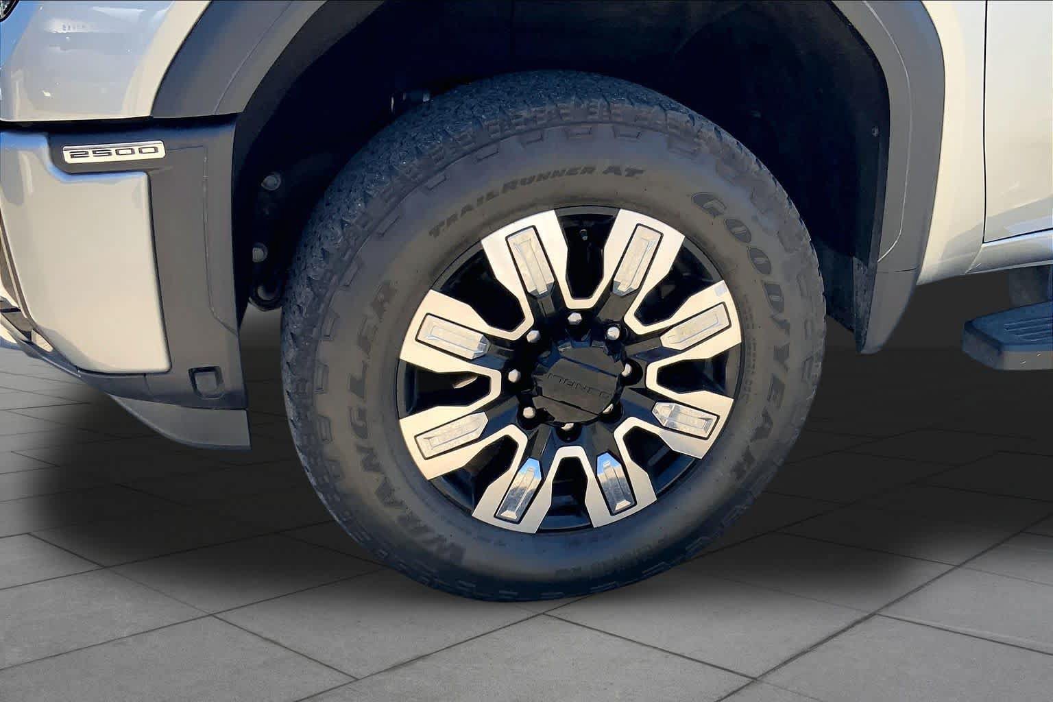 Used 2025 GMC Sierra 2500 Denali w/ Denali Reserve Package AWD/4WD image 10