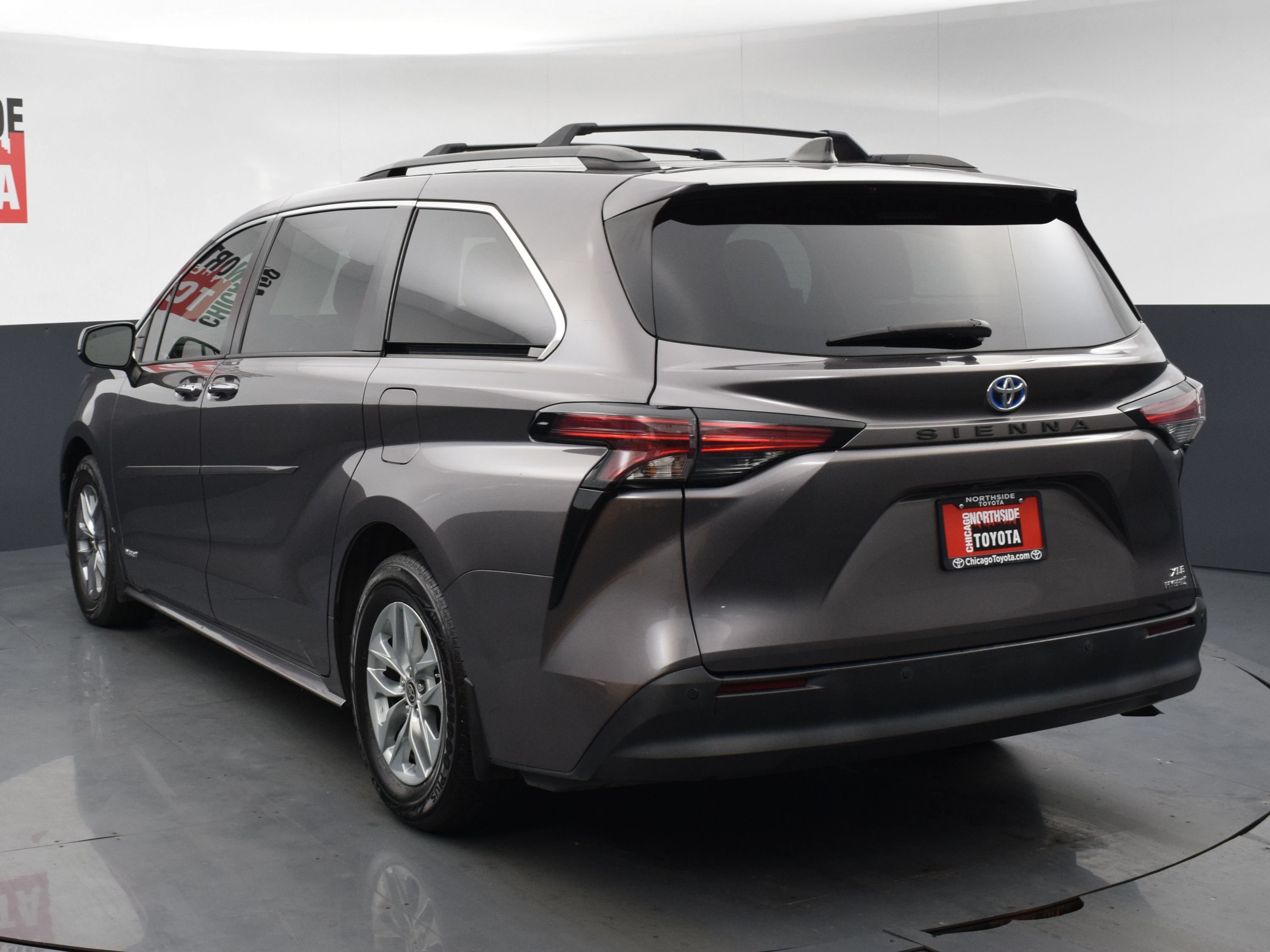 Used 2021 Toyota Sienna XLE FWD image 3