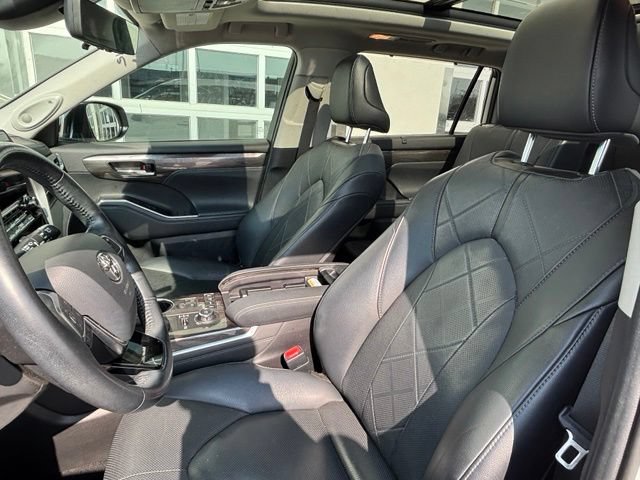 Used 2021 Toyota Highlander Platinum AWD/4WD image 11