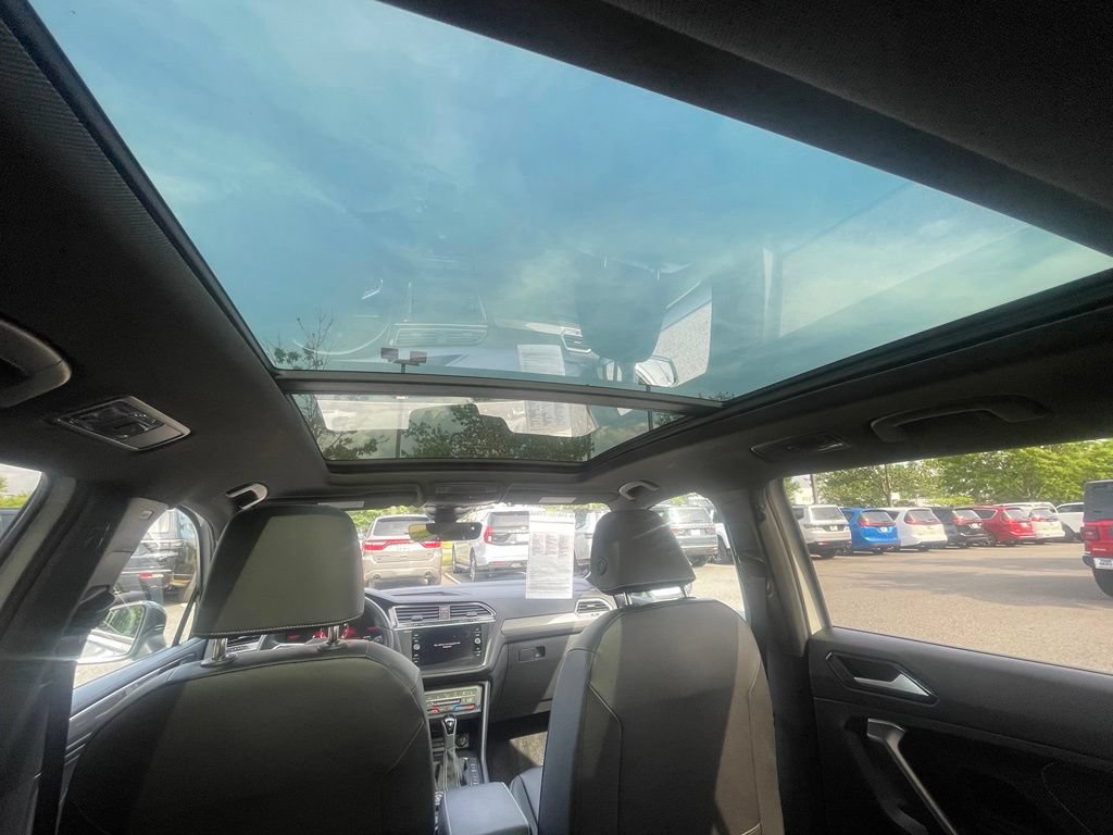 Used 2024 Volkswagen Tiguan SE R-Line AWD/4WD image 18