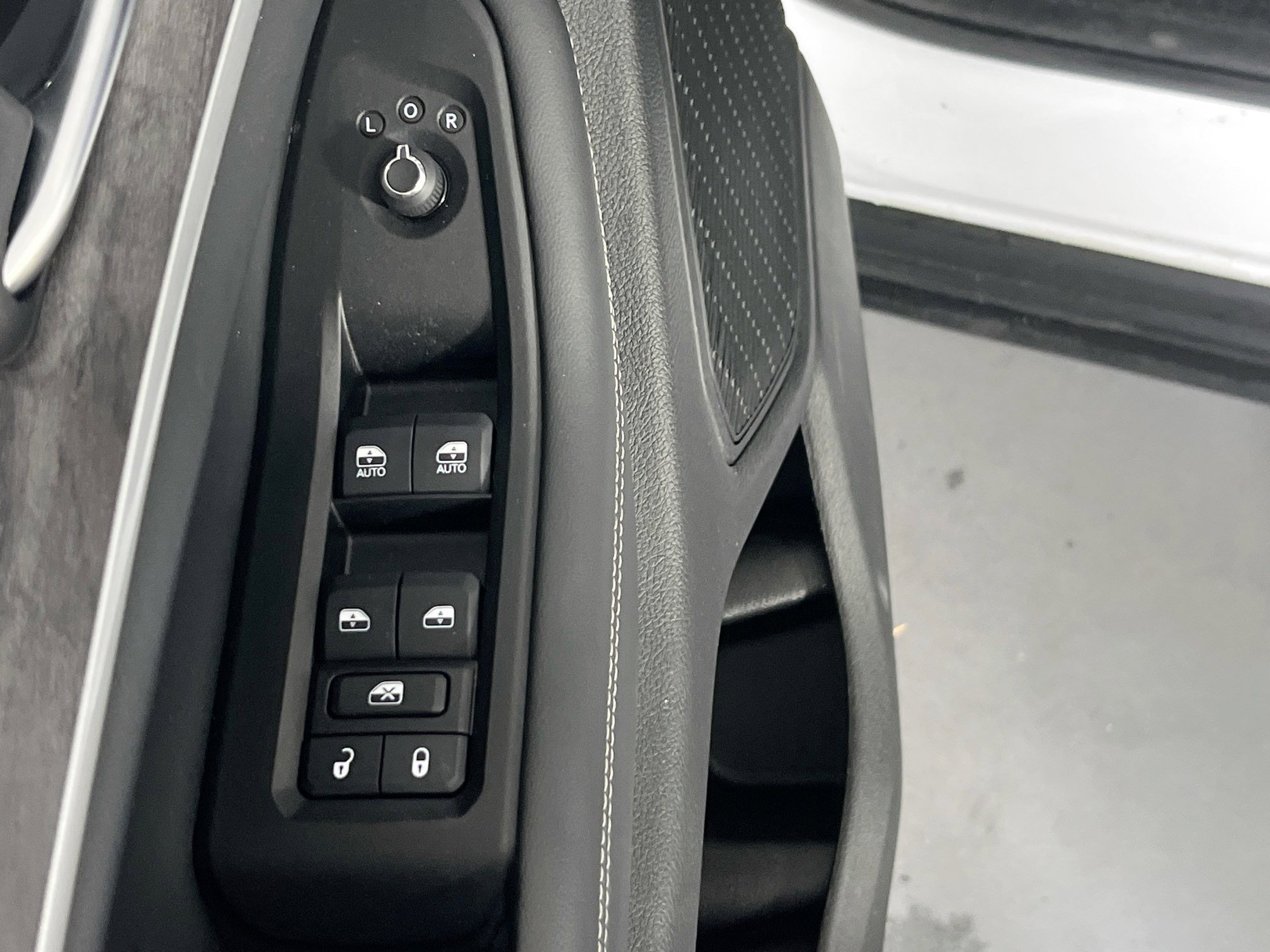 Used 2023 Jeep Grand Cherokee Limited w/ Luxury Tech Group II AWD/4WD image 18