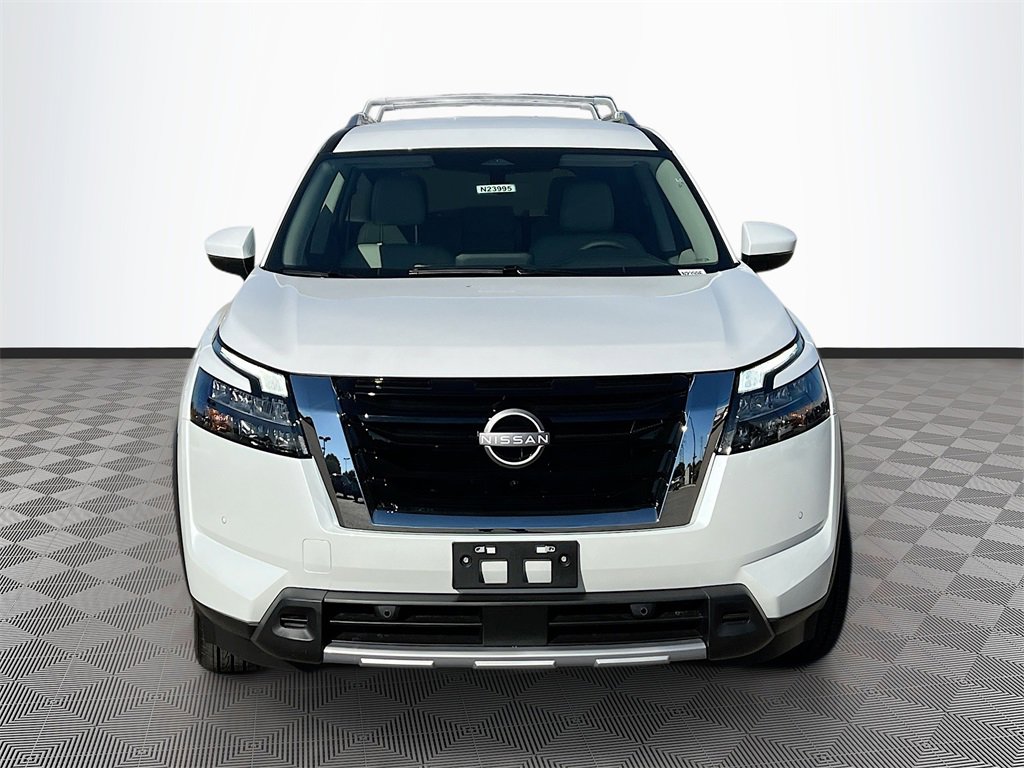 New 2025 Nissan Pathfinder SL image 2