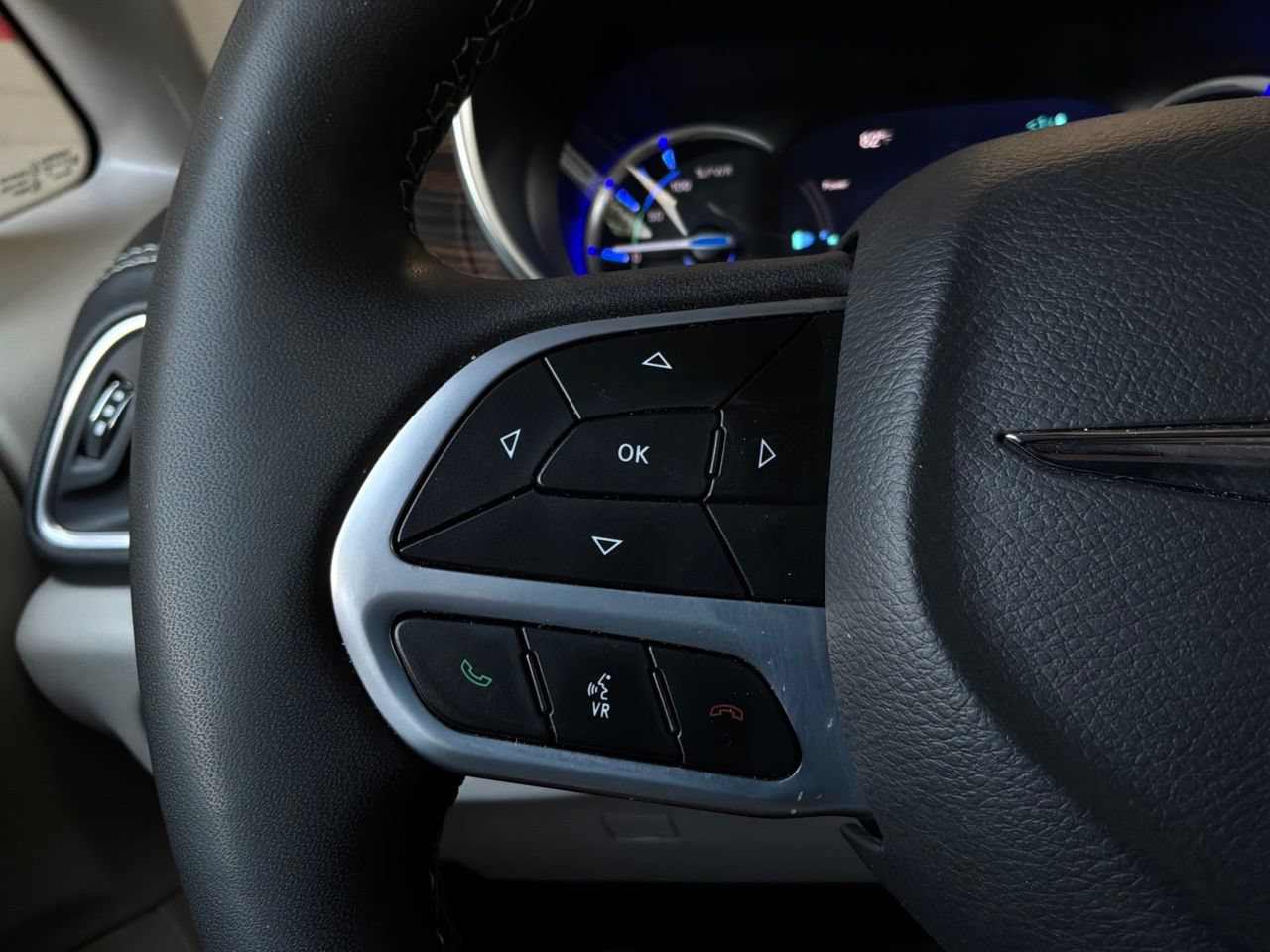 Used 2023 Chrysler Pacifica Limited FWD image 48