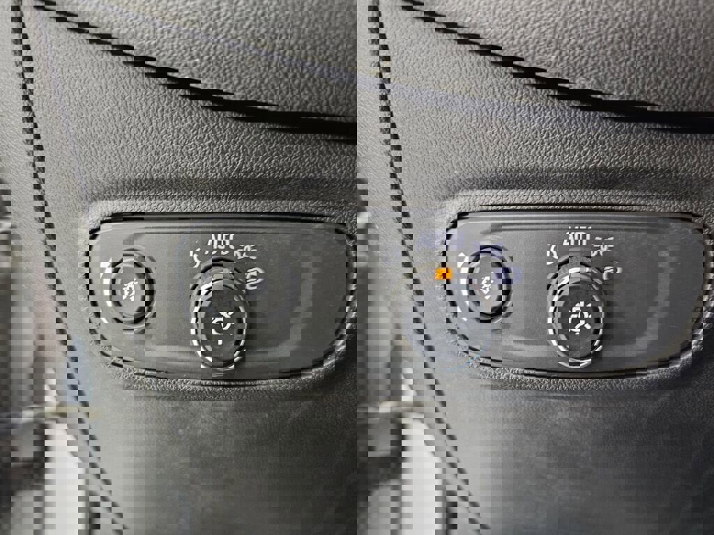 Used 2022 Chevrolet Equinox LT image 32