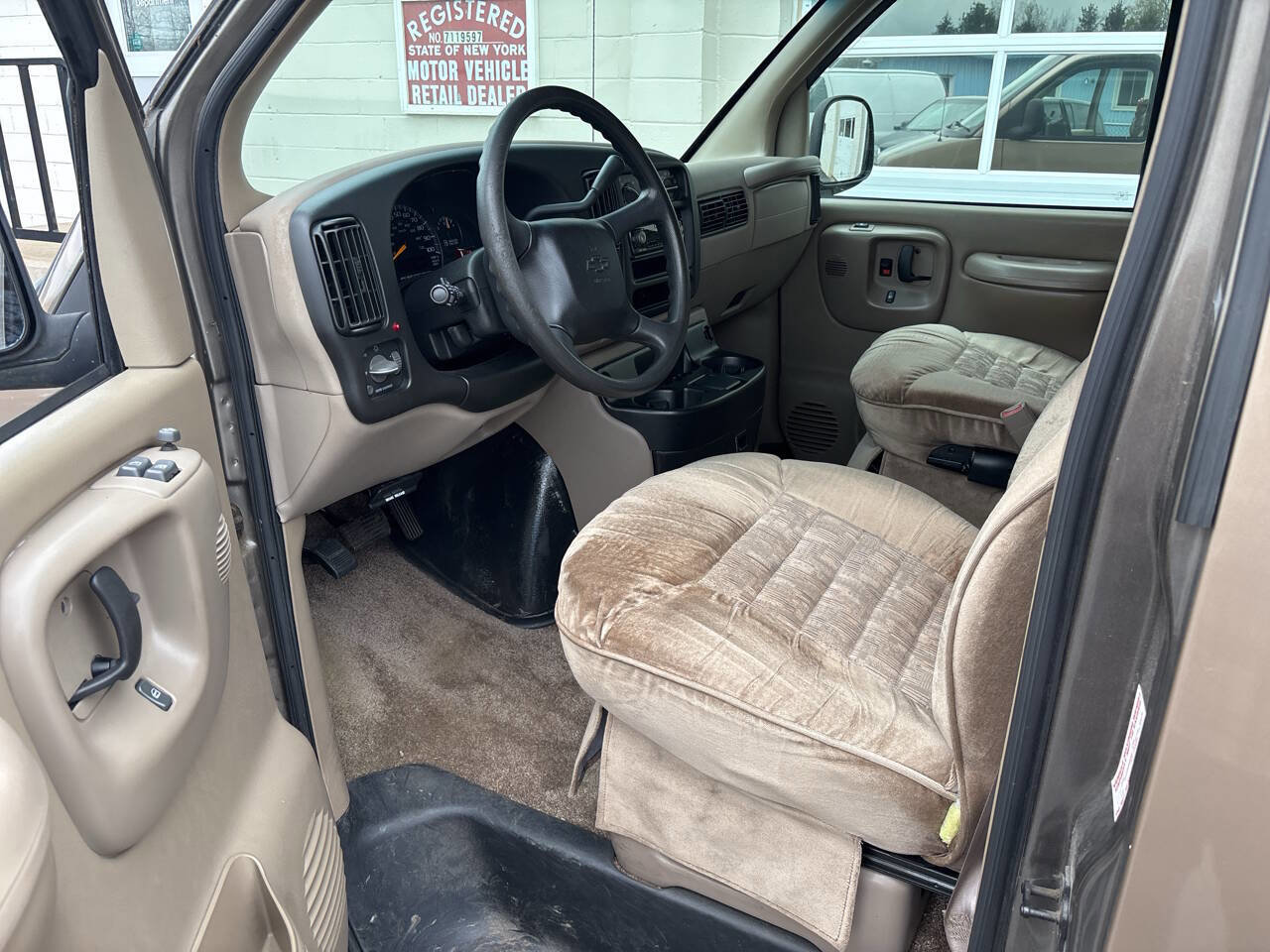 Used 2001 Chevrolet Express 1500 RWD image 25