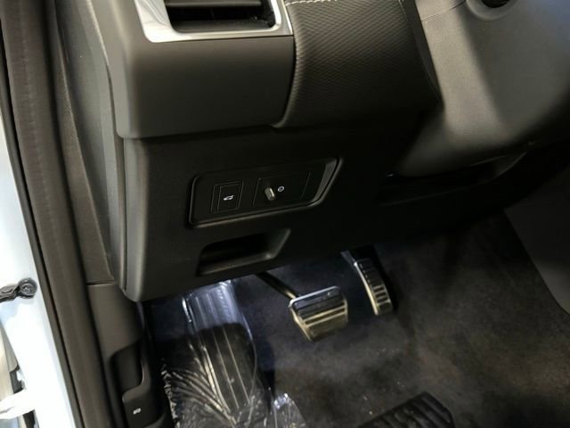 New 2024 Land Rover Discovery Dynamic SE image 13