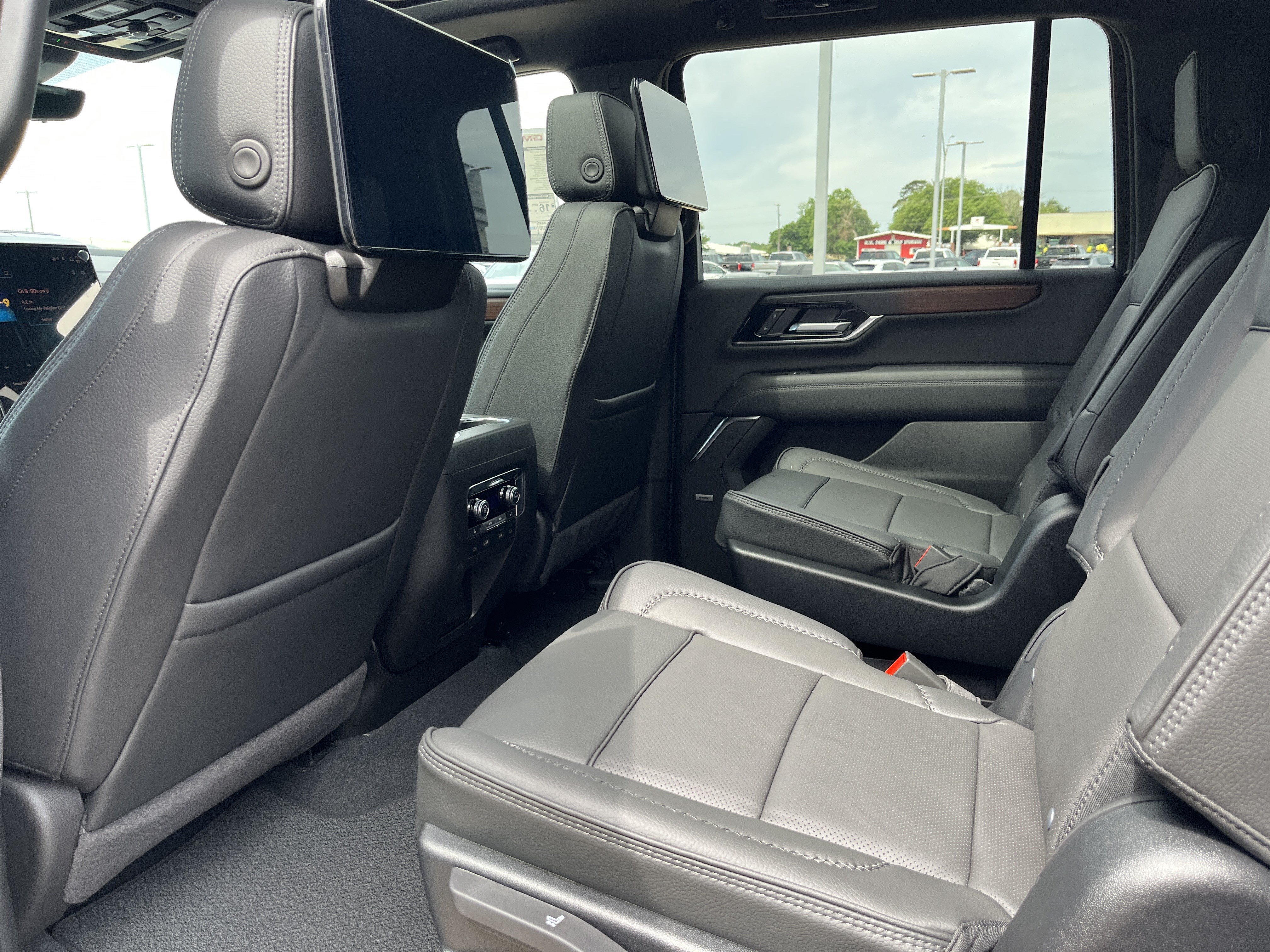 New 2026 GMC Yukon XL Denali w/ Denali Reserve Package AWD/4WD image 11