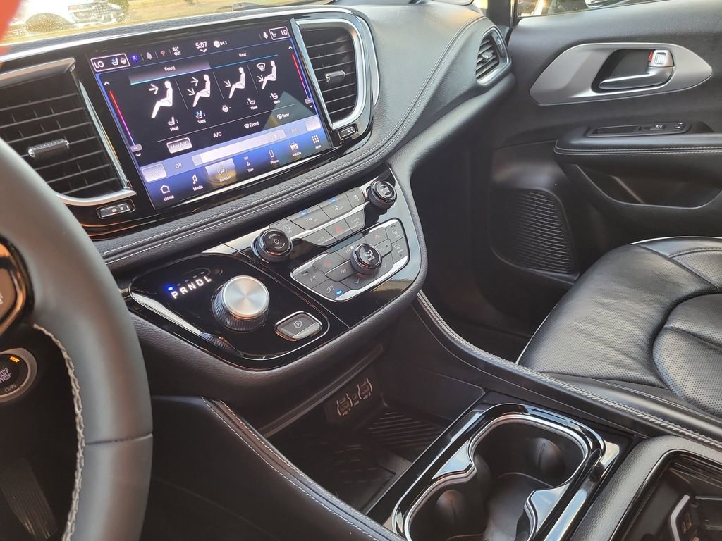 Certified 2025 Chrysler Pacifica Limited image 21