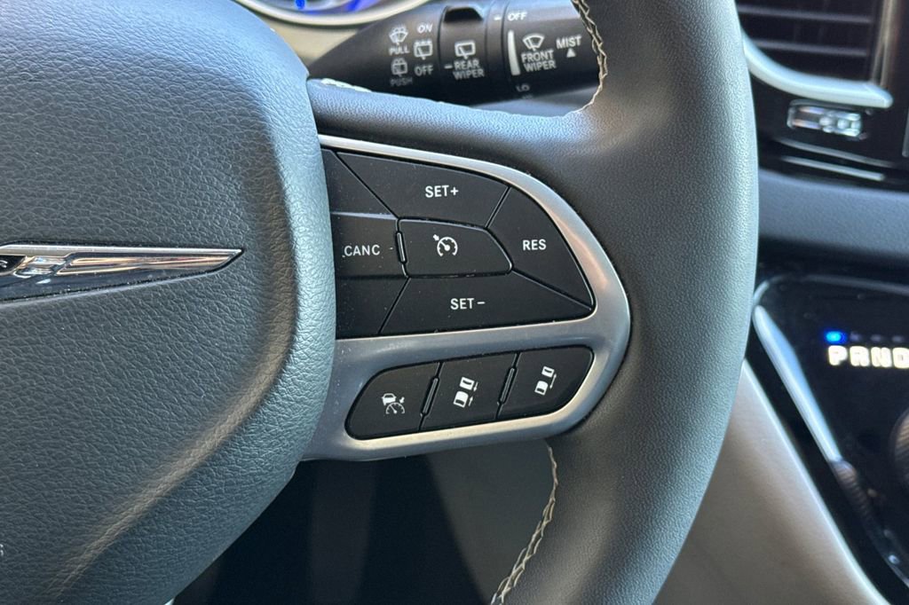 Used 2024 Chrysler Pacifica Touring-L image 36