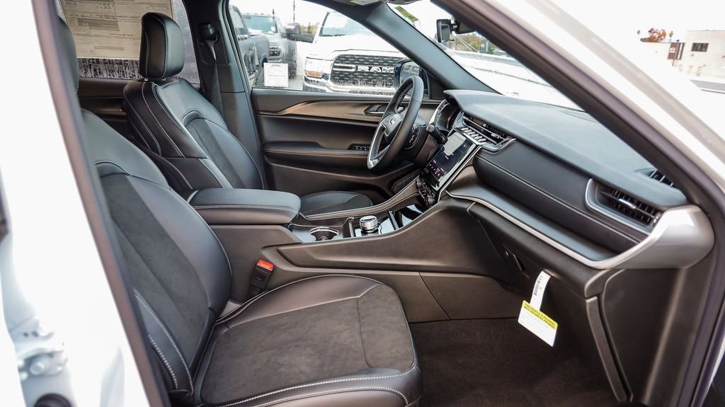 New 2025 Jeep Grand Cherokee Altitude image 17