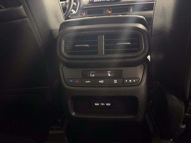 Used 2024 Honda Pilot Touring image 11
