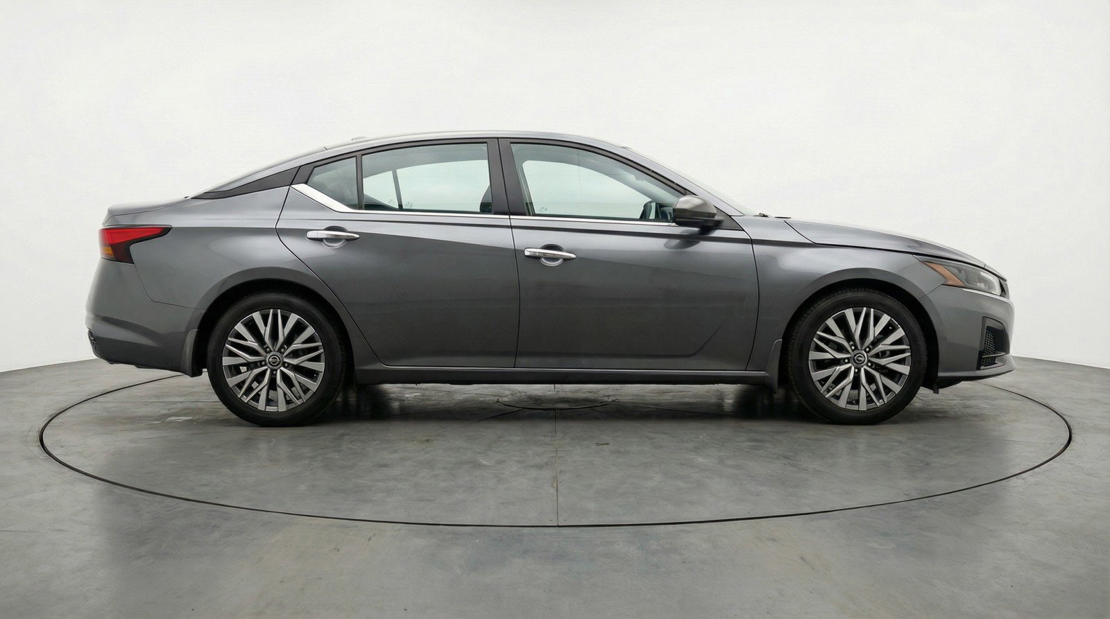 Used 2025 Nissan Altima 2.5 SV image 11