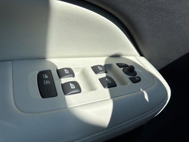 New 2026 Volvo V60 B5 Cross Country Ultra w/ Protection Package Premier image 19