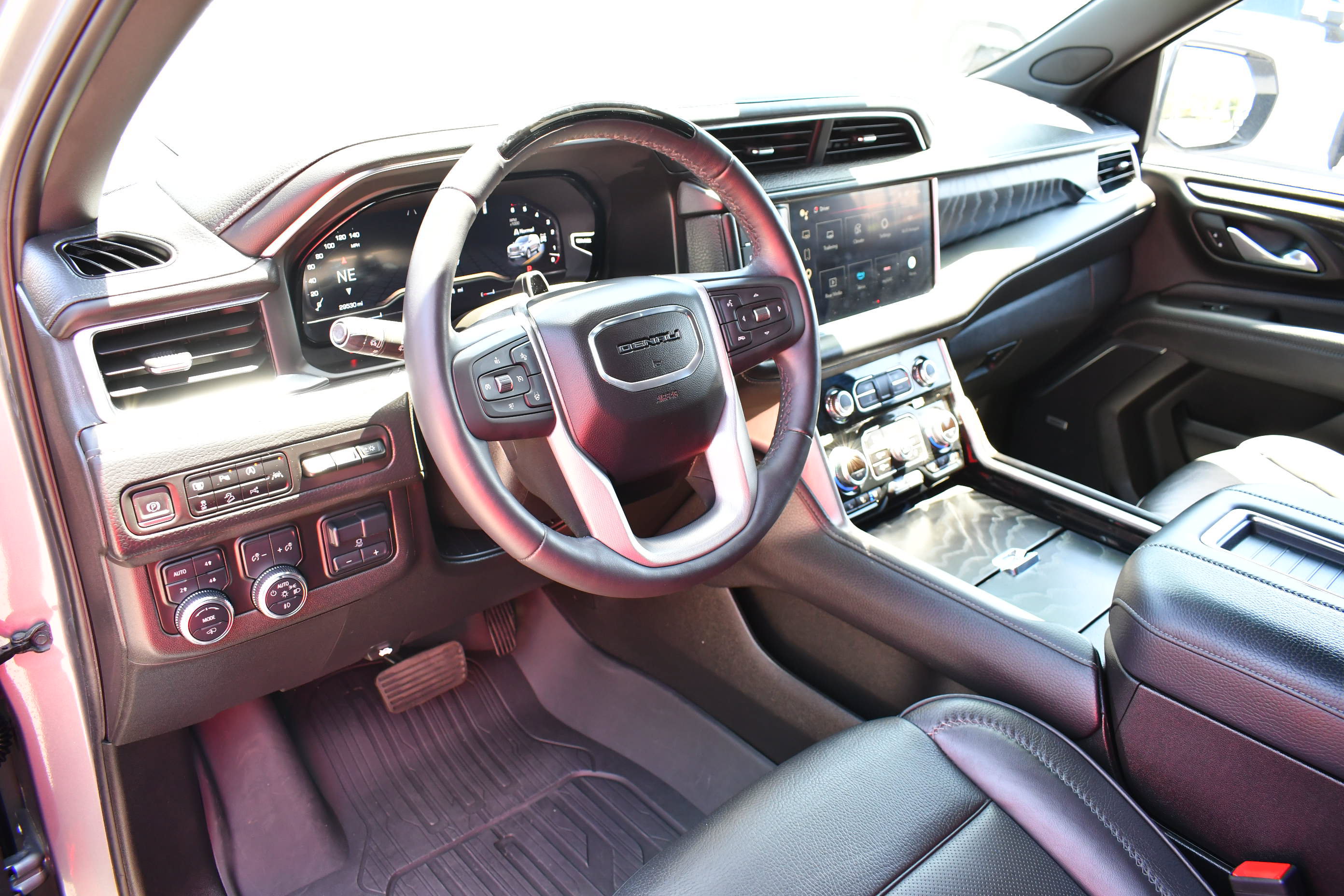 Used 2023 GMC Yukon Denali w/ Denali Reserve Package AWD/4WD image 14