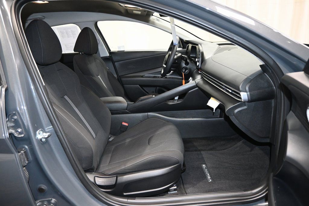 Used 2025 Hyundai Elantra SE image 10