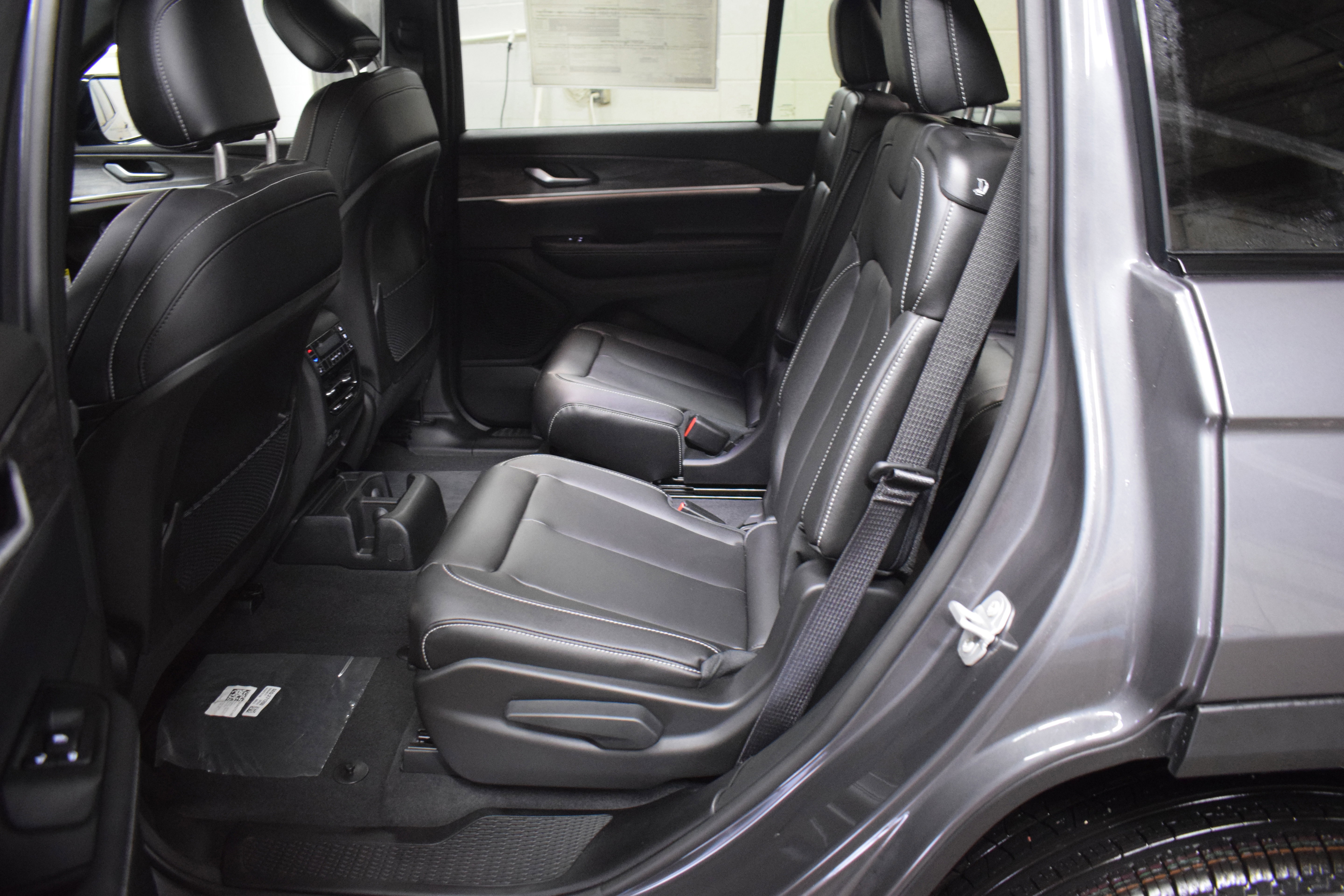 New 2025 Jeep Grand Cherokee L Limited w/ Black Appearance Package image 7