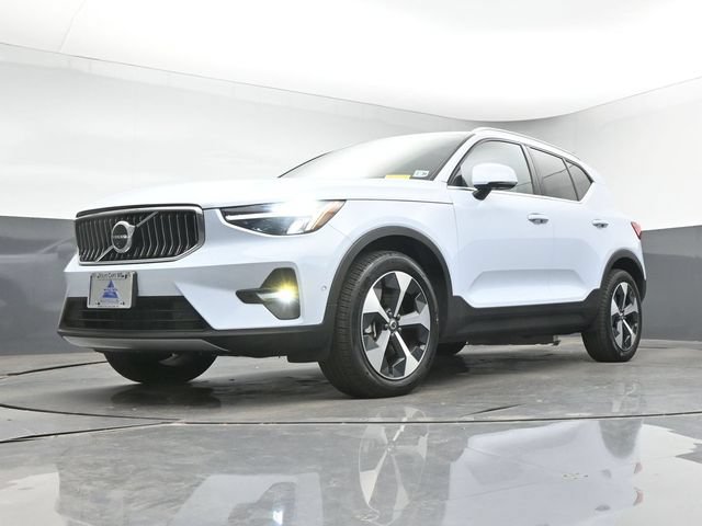 Used 2025 Volvo XC40 B5 Plus AWD/4WD image 13
