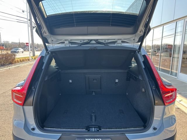Certified 2025 Volvo XC40 B5 Plus AWD/4WD image 11