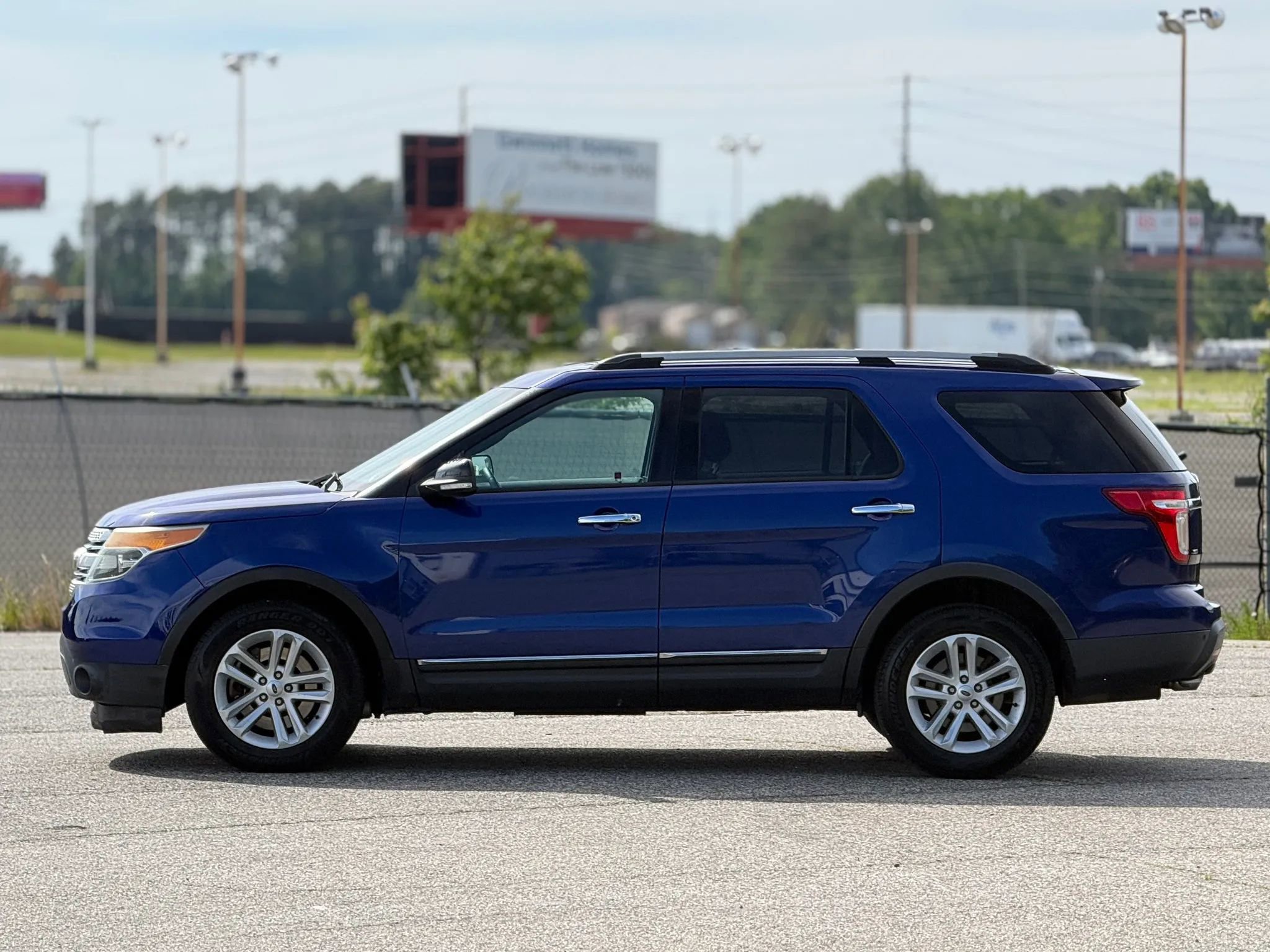 Used 2014 Ford Explorer XLT w/ Equipment Group 202A AWD/4WD image 8