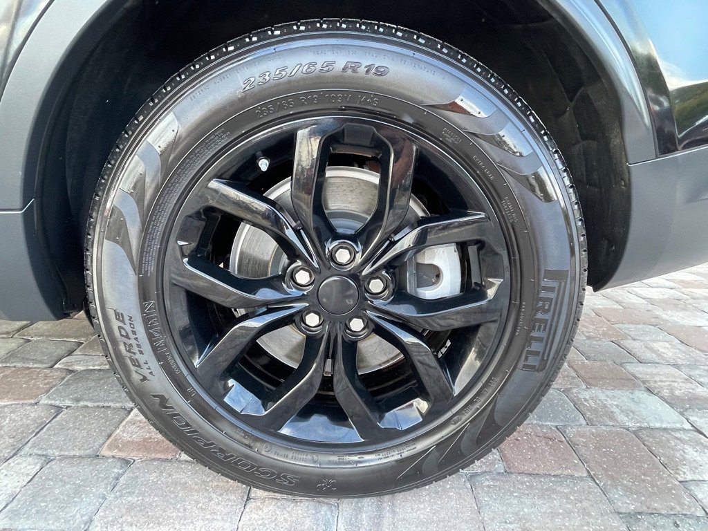 Used 2017 Land Rover Discovery SE image 9