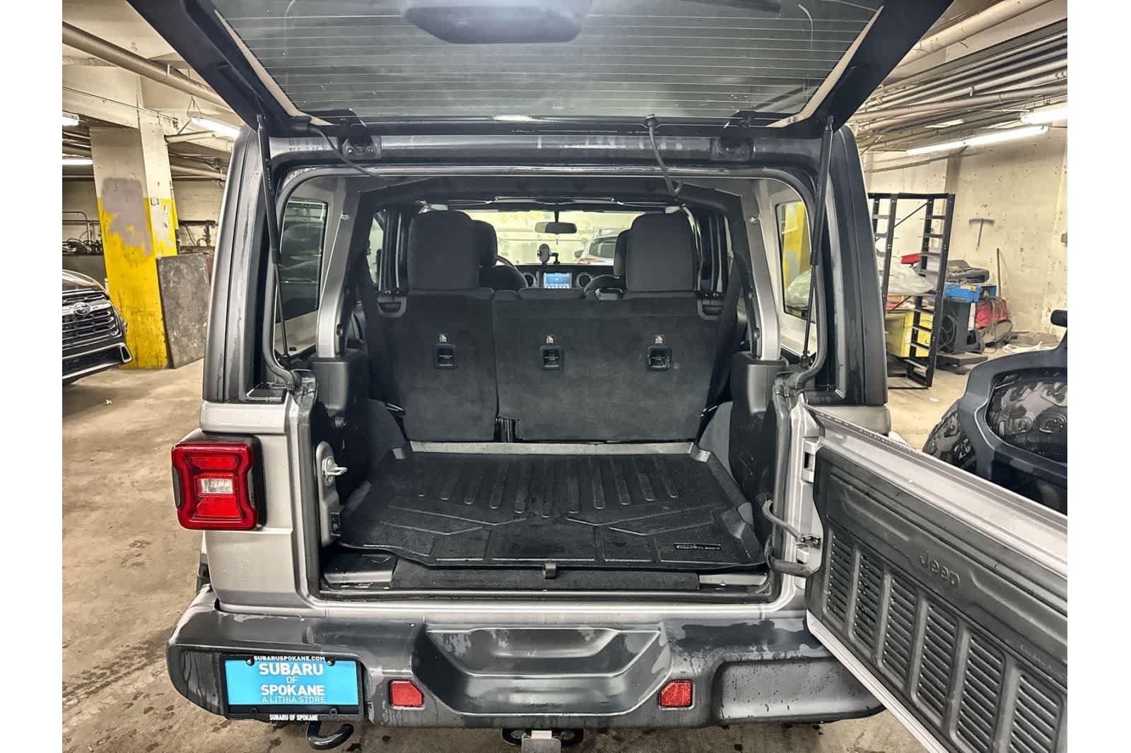 Used 2018 Jeep Wrangler Unlimited Sahara AWD/4WD image 31