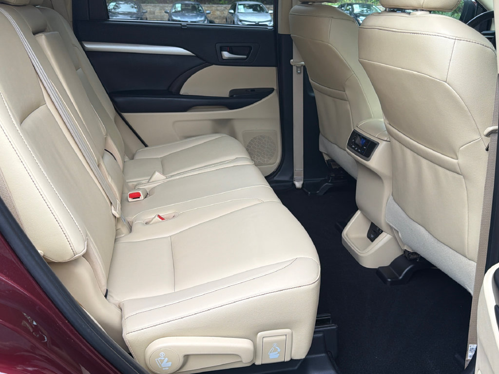 Used 2019 Toyota Highlander XLE AWD/4WD image 16