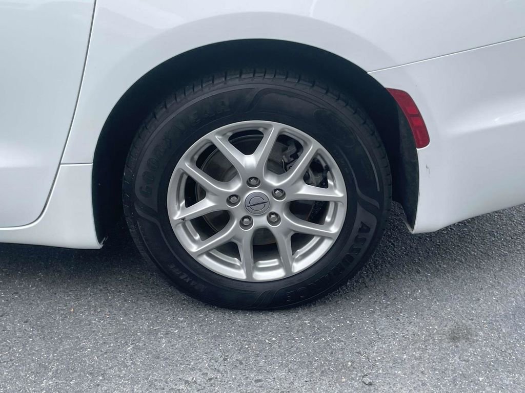 Used 2024 Chrysler Pacifica Touring-L image 13