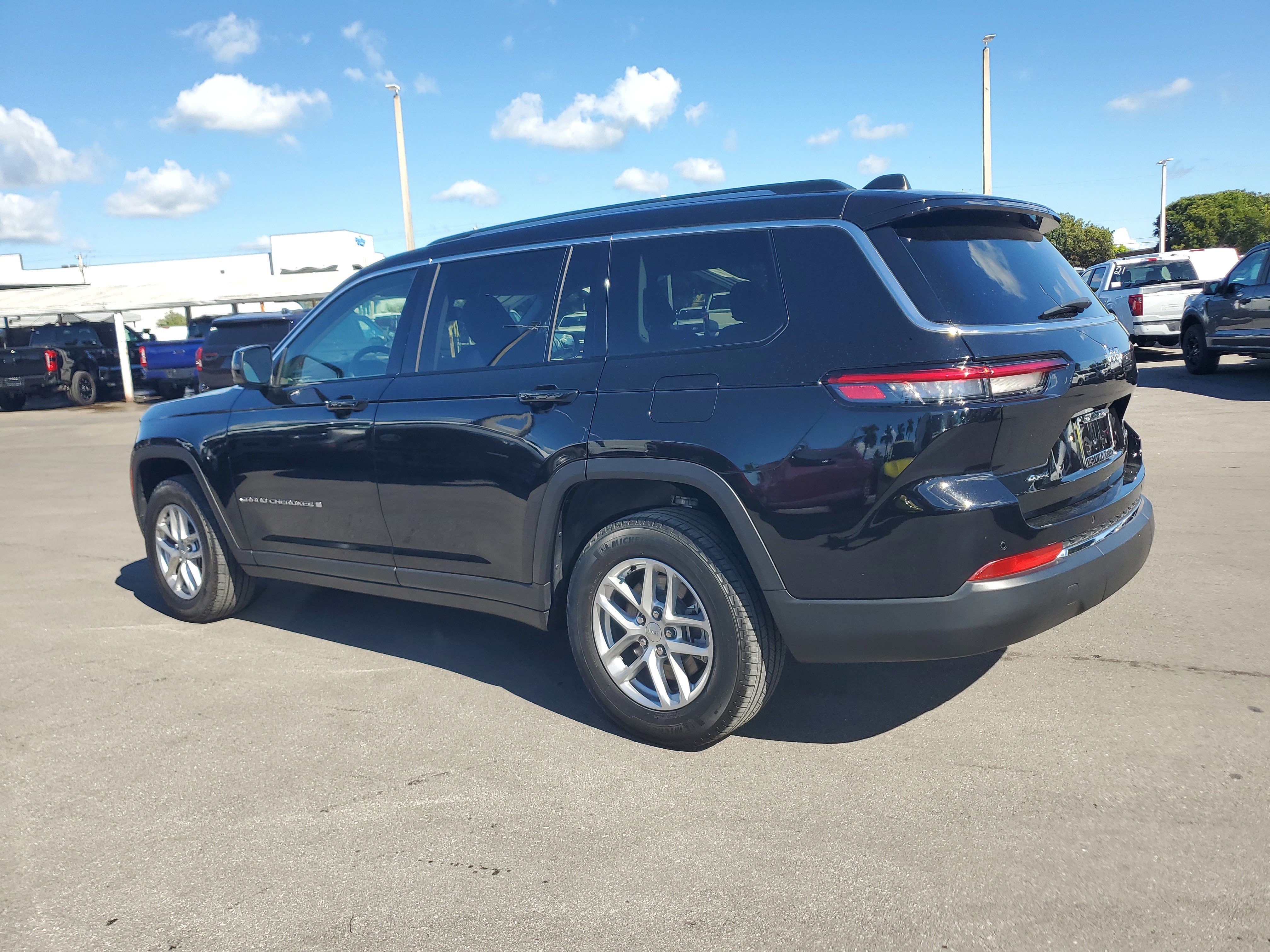 Used 2023 Jeep Grand Cherokee L Laredo image 7