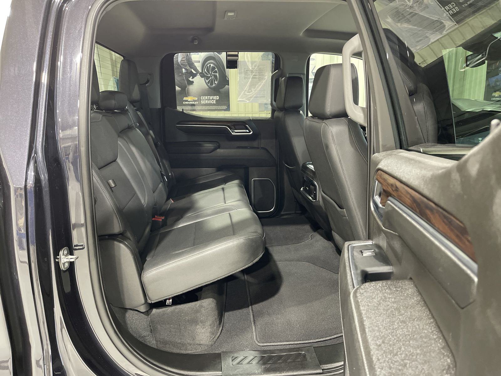 Used 2023 GMC Sierra 1500 SLT w/ SLT Premium Package AWD/4WD image 17