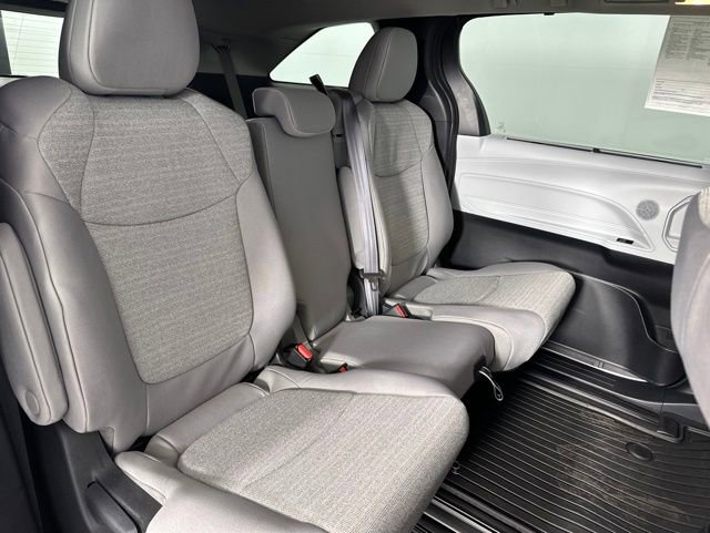 Used 2025 Toyota Sienna LE AWD/4WD image 28