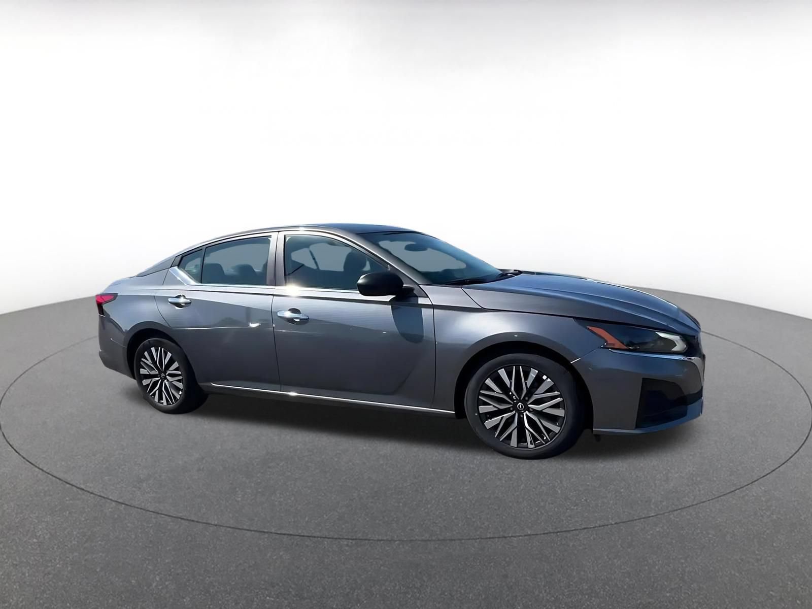 Used 2025 Nissan Altima 2.5 SV FWD image 2