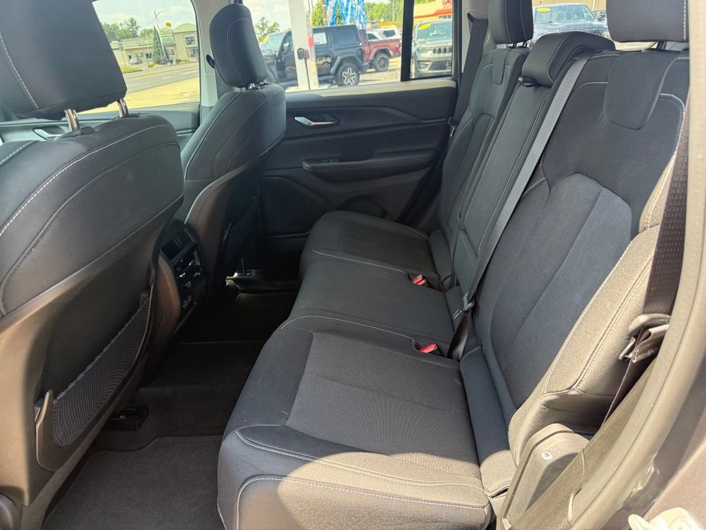 Used 2023 Jeep Grand Cherokee Laredo w/ Luxury Tech Group I AWD/4WD image 19
