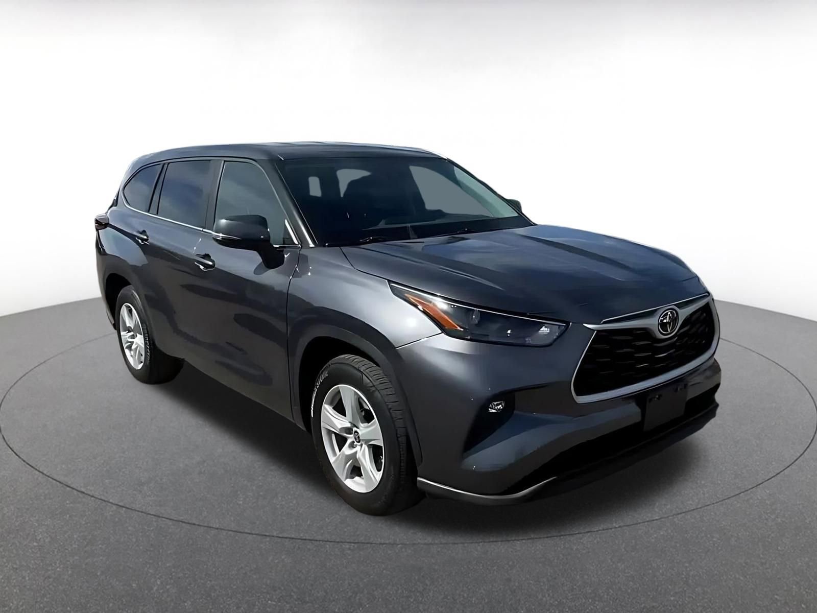 Used 2025 Toyota Highlander LE image 3