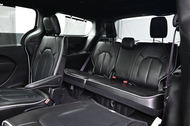 Used 2025 Chrysler Pacifica Limited FWD image 23