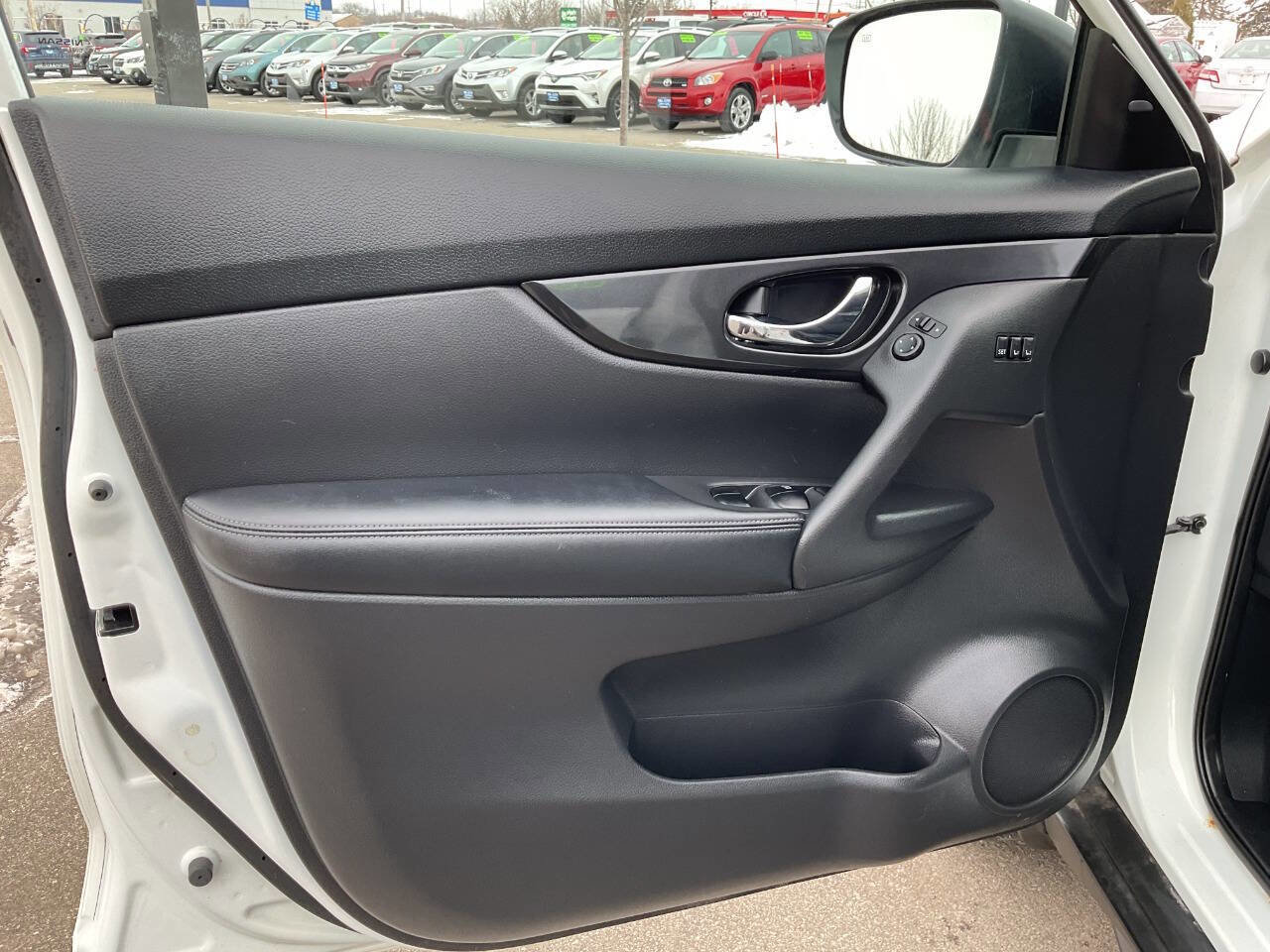 Used 2018 Nissan Rogue SV w/ Premium Package image 28