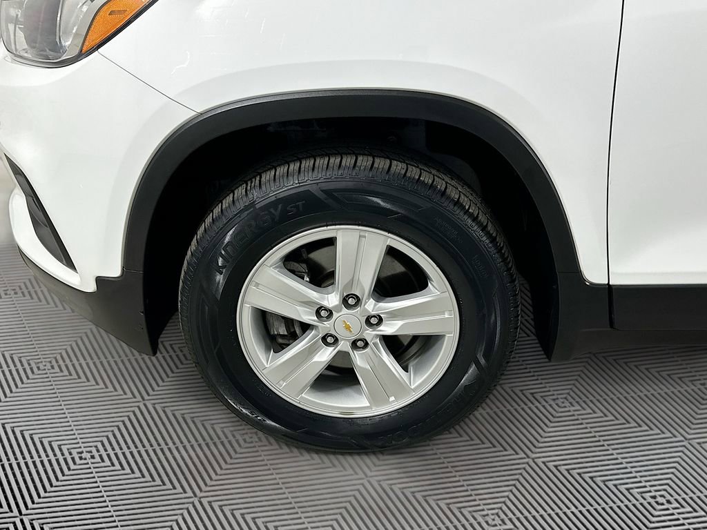 Used 2020 Chevrolet Trax LS w/ Tint and Cruise Package AWD/4WD image 17