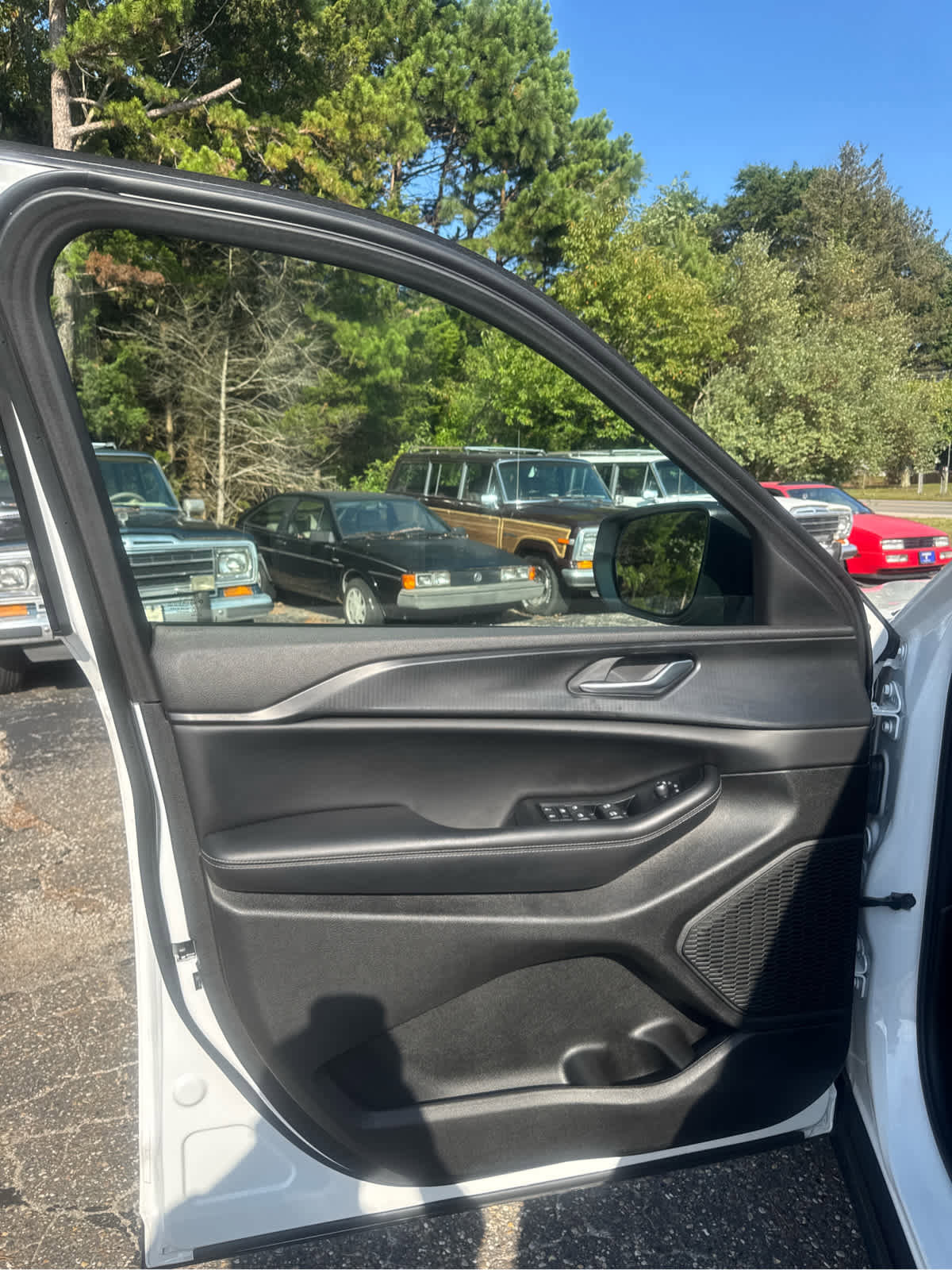 Certified 2023 Jeep Grand Cherokee Laredo image 15