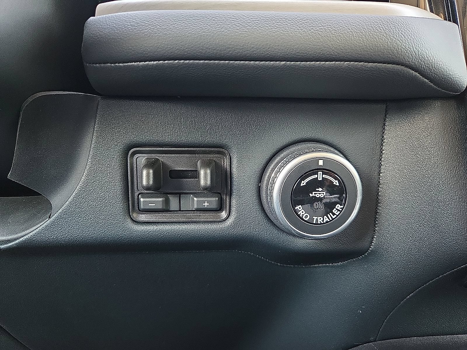 Certified 2025 Lincoln Navigator Reserve AWD/4WD image 18