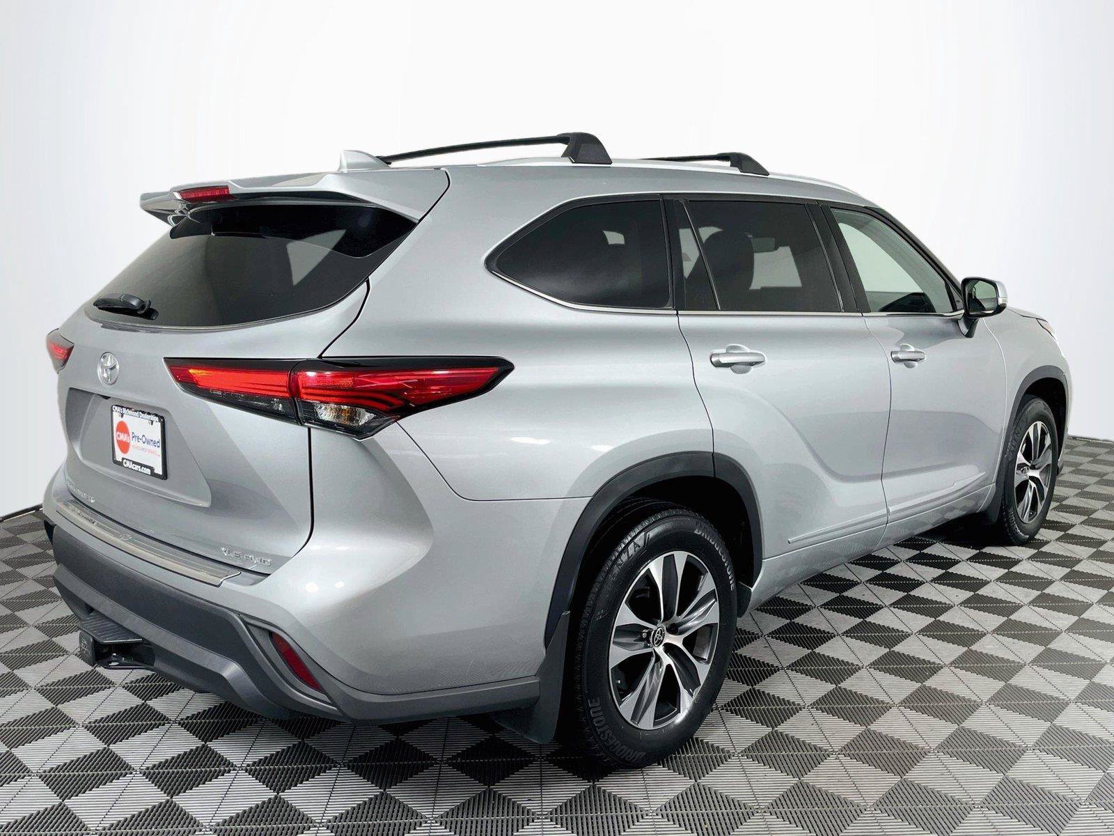 Used 2022 Toyota Highlander XLE AWD/4WD image 9