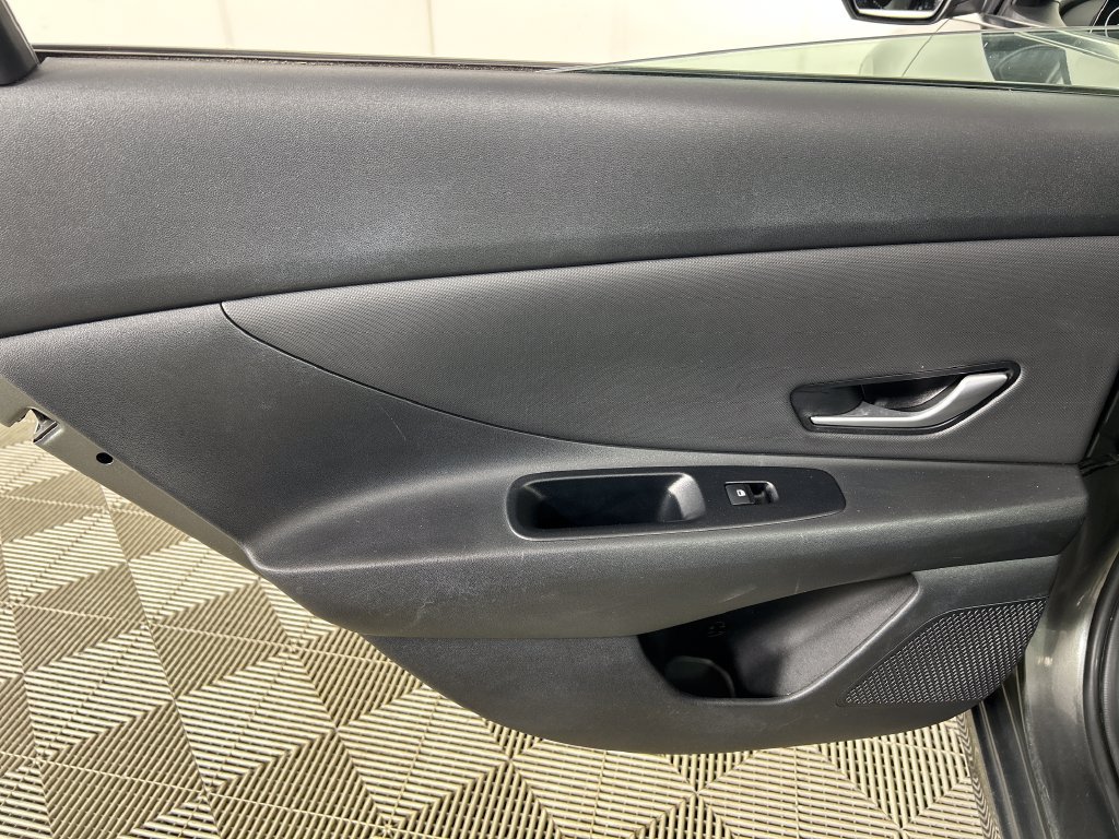 Used 2025 Hyundai Elantra SEL FWD image 16