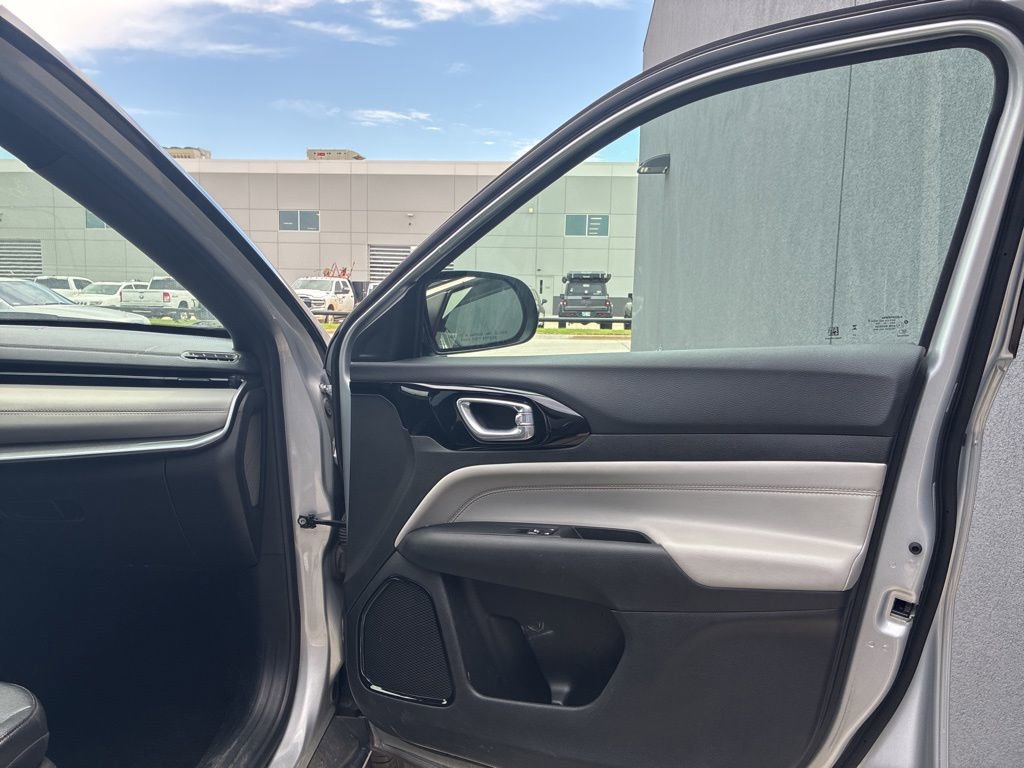 Used 2025 Jeep Compass Limited AWD/4WD image 9