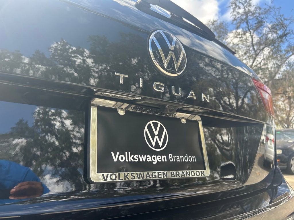 Certified 2022 Volkswagen Tiguan SE R-Line image 44
