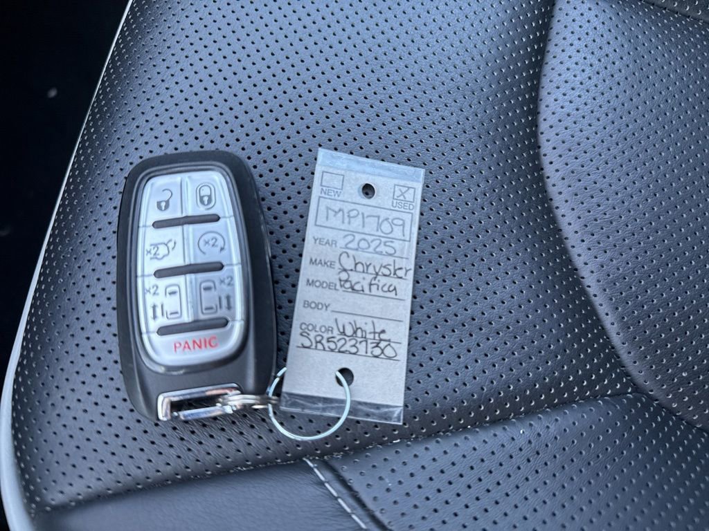 Used 2025 Chrysler Pacifica Limited image 13